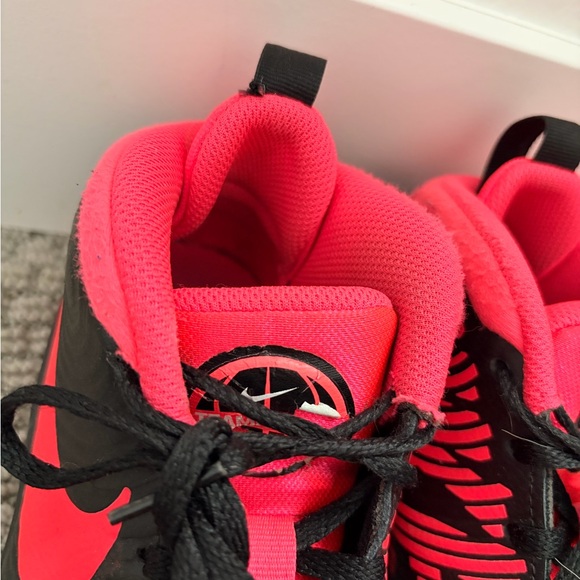 Nike Black and Red Athletic Shoes - Picture 4 of 6